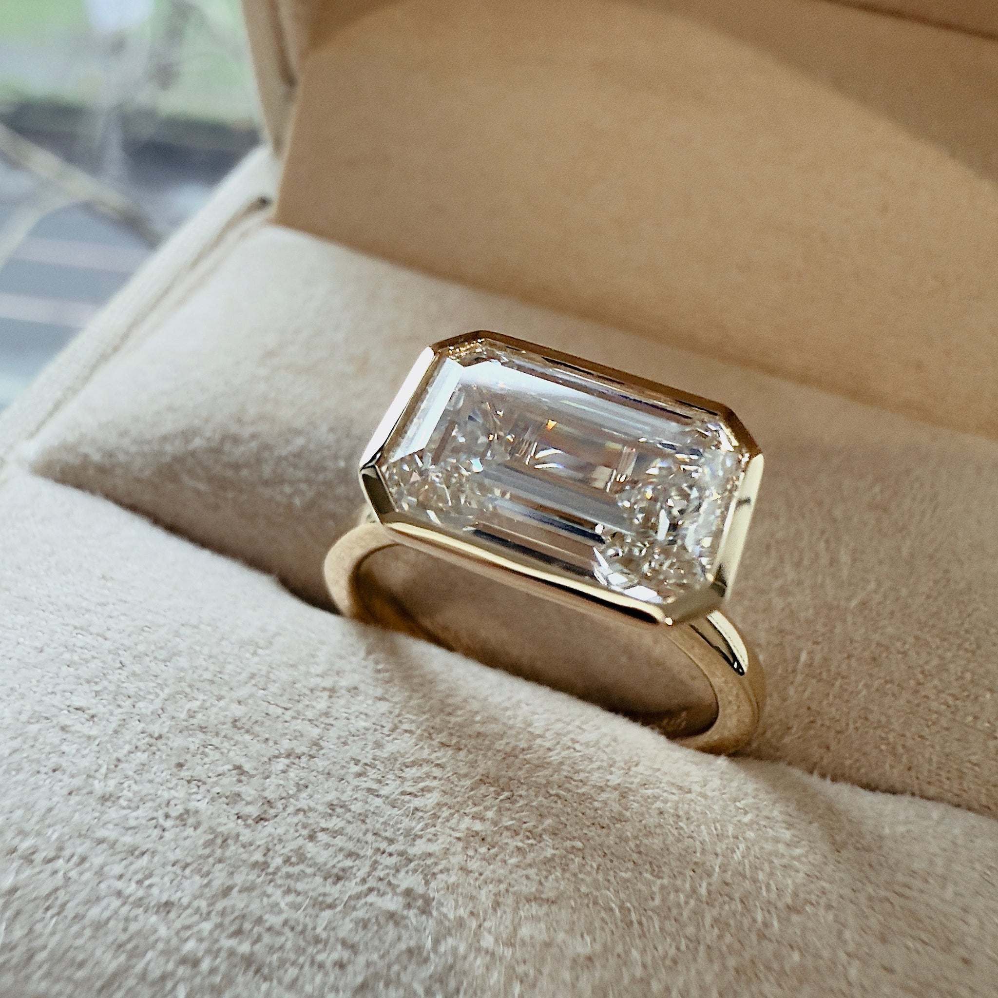 Cadre Emerald East West Bezel Solitaire Lindelli