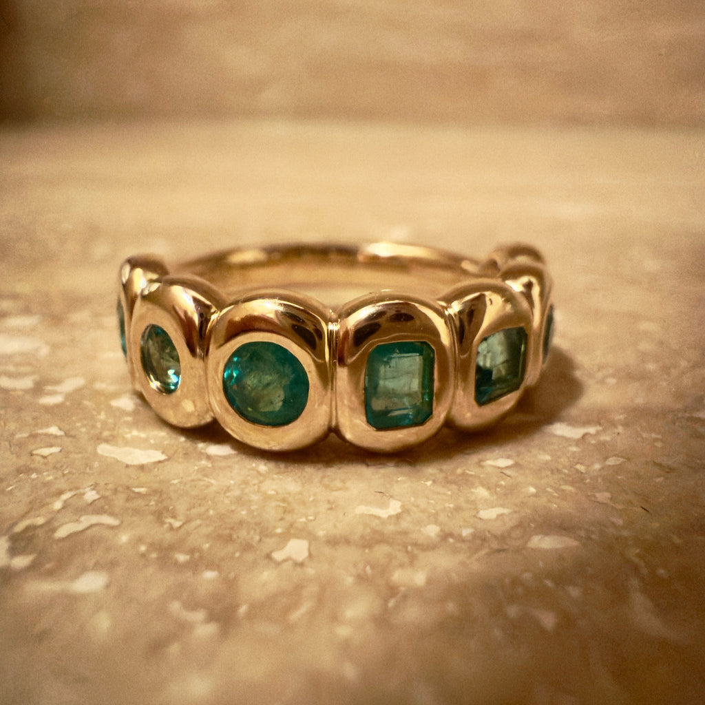 Forma_Green_Emerald_Ring_Yellow_Gold
