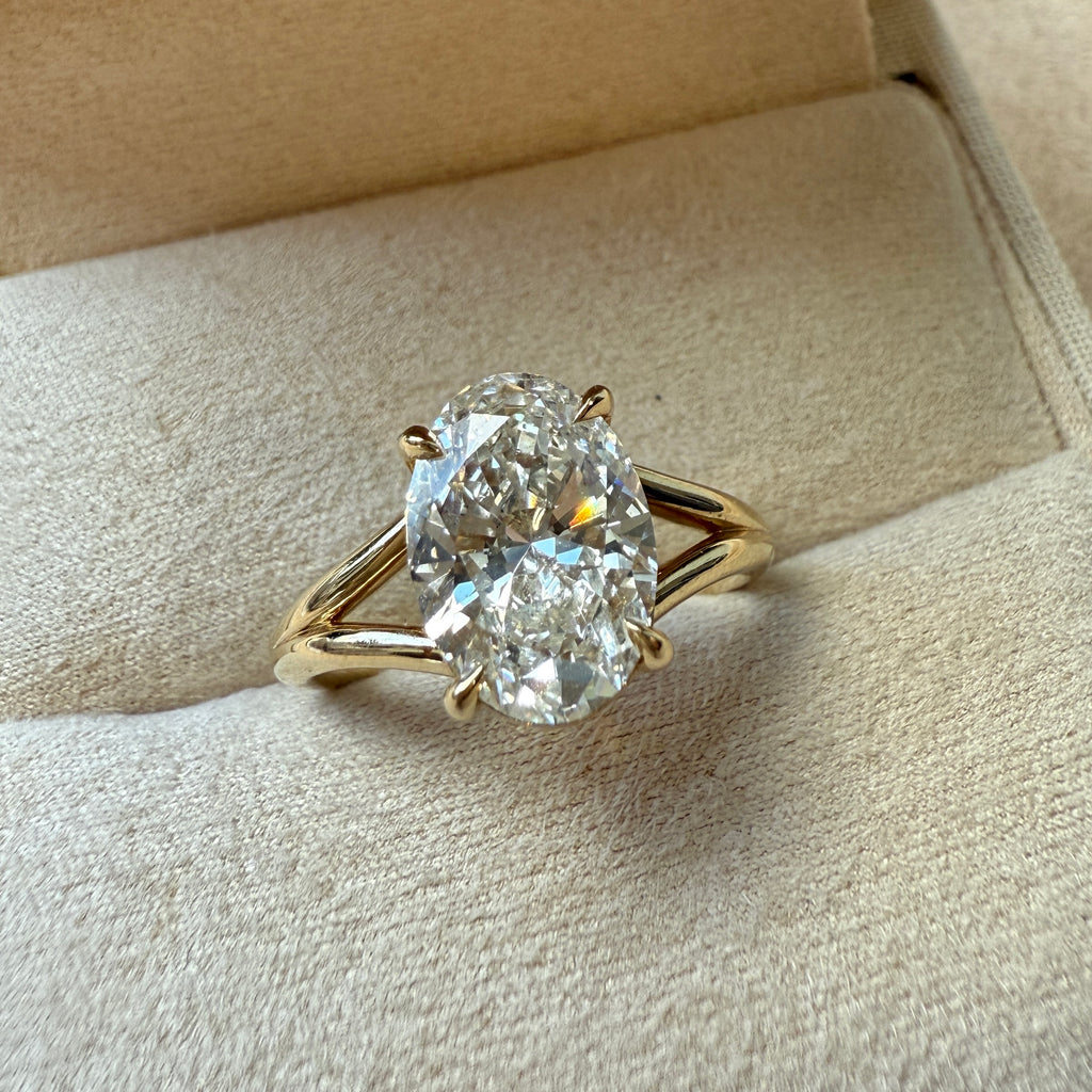 Margot - 2.58 Carat Oval Split Band Solitaire