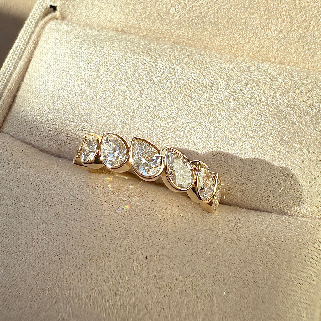 Lindelli_Cadre_Pear_Bezel_Ring_Yellow_Gold_White_Gold_Platinum