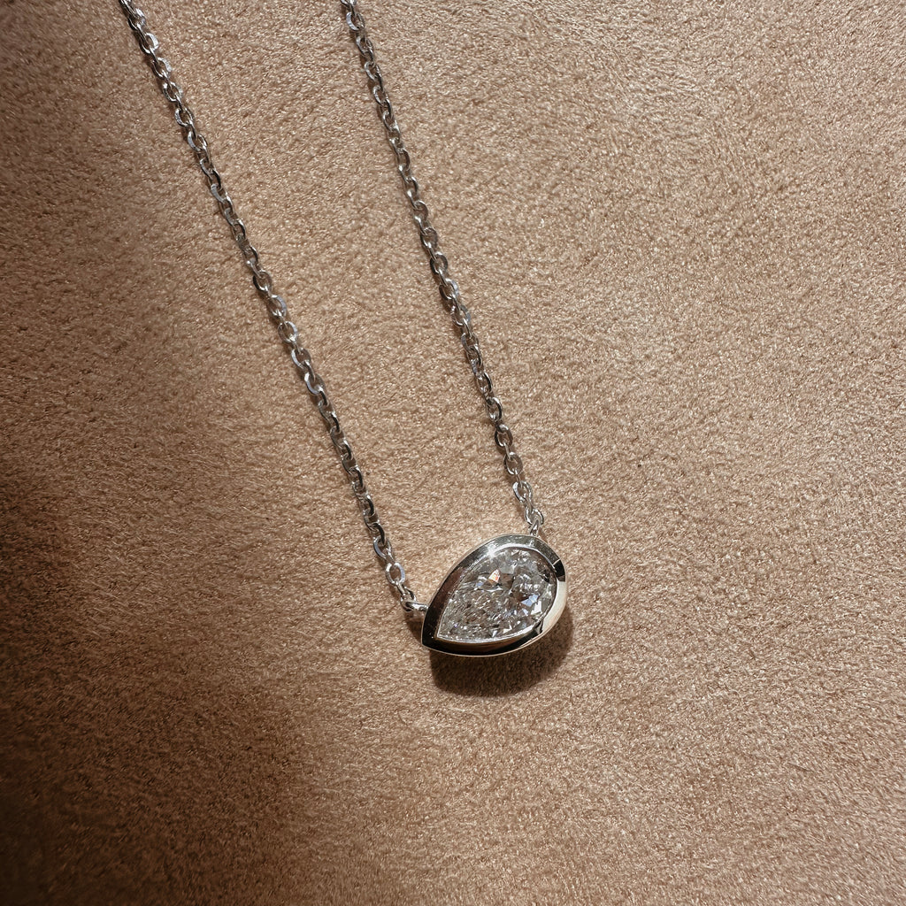 LINDELLI_Calyx_Pendant_Necklace_Yellow_Gold_Oval_White_Gold_Platinum 
