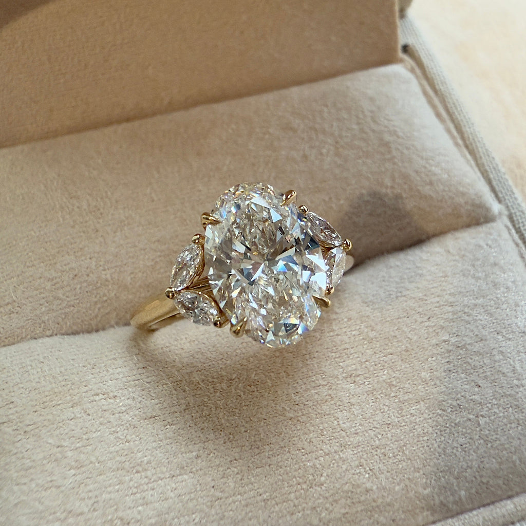 LINDELLI_Eden_Oval_Side_Stone_Ring_Yellow_Gold