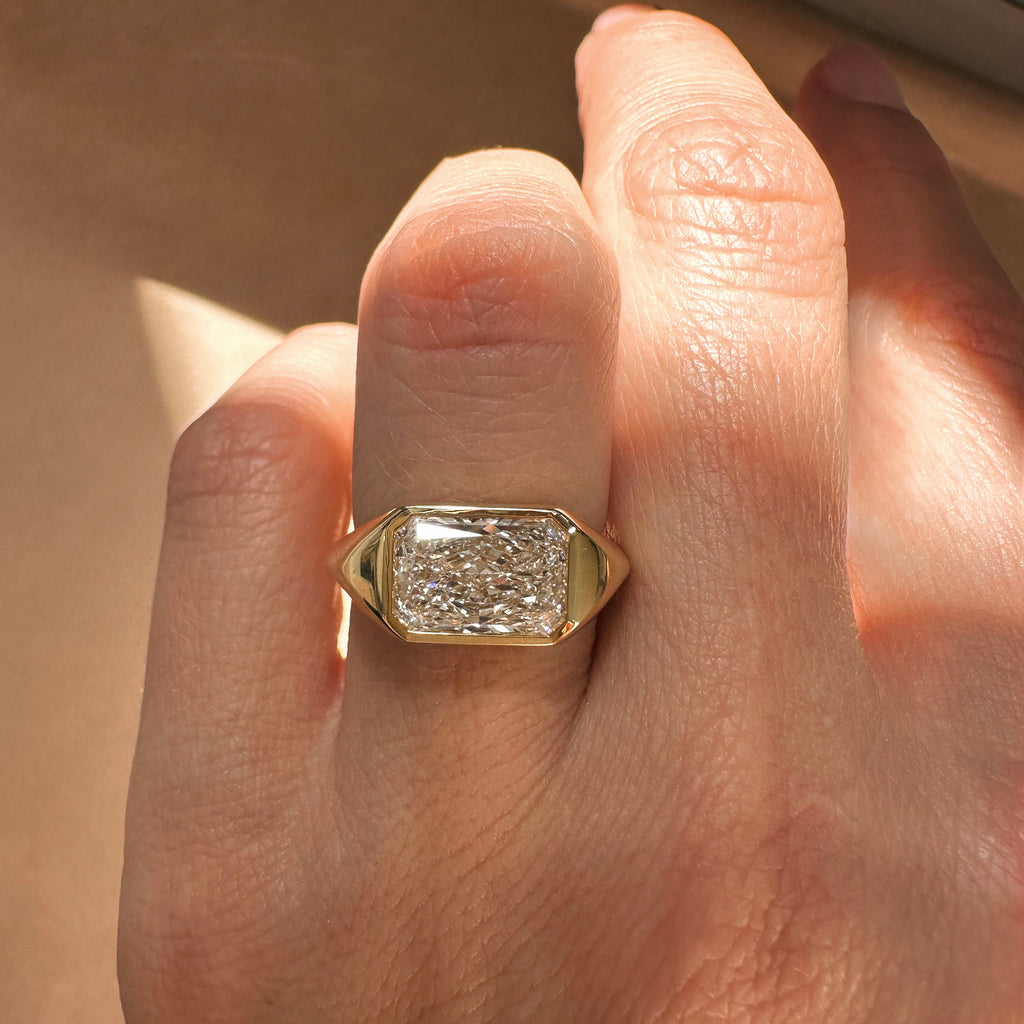 LINDELLI_Radiant_East_West_Signet_Yellow_Gold_White_Gold