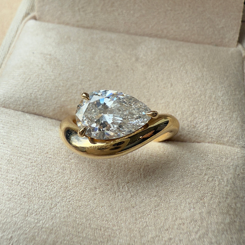 Lilia_Pear_Ring_Yellow_Gold
