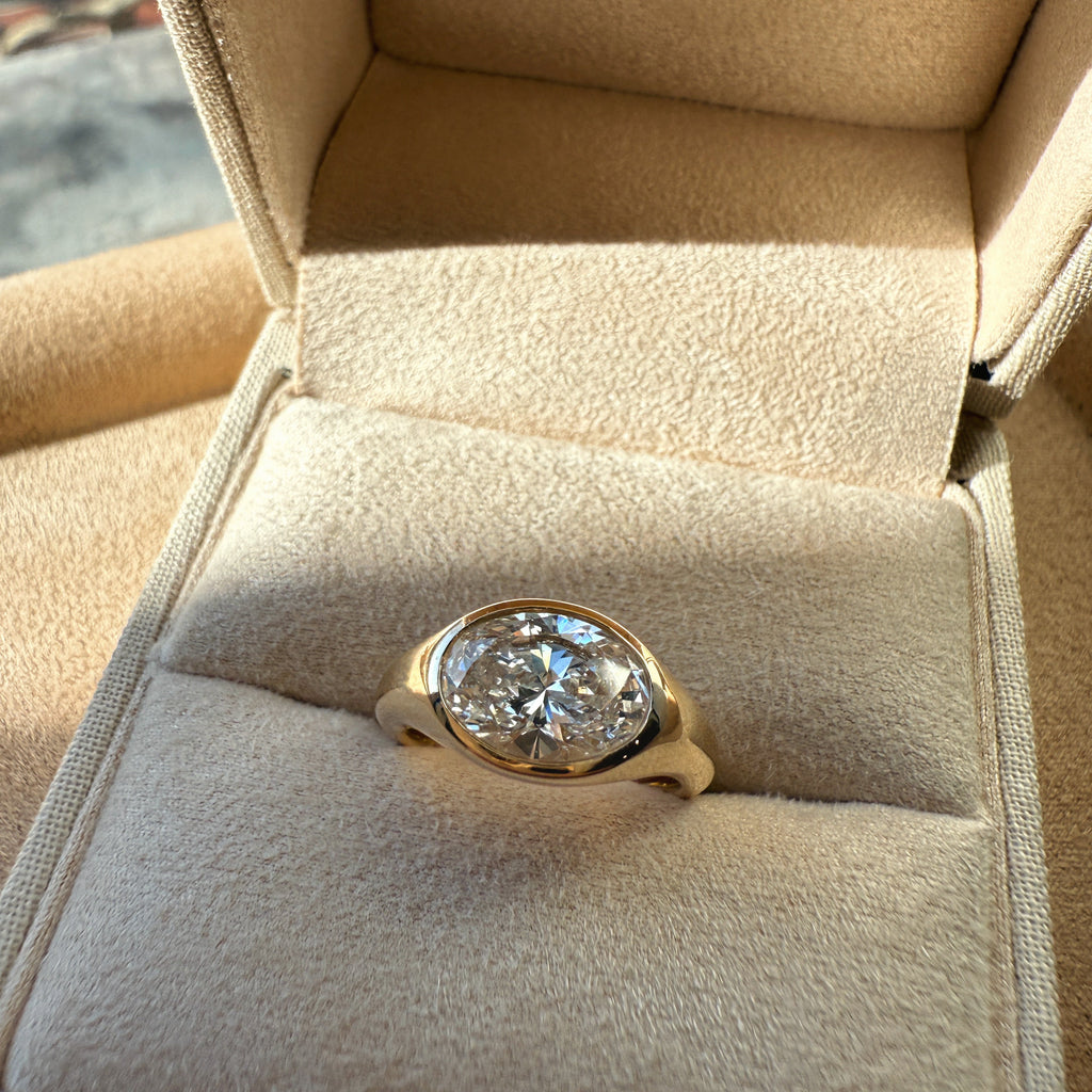 Heritage_Oval_Signet_Yellow_Gold_White_Gold_Platinum