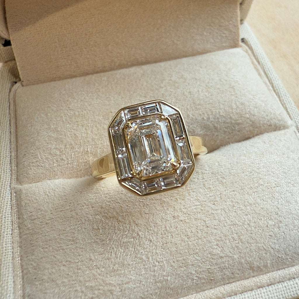 Tutus_Ring_Yellow_Gold_Baguette_Halo