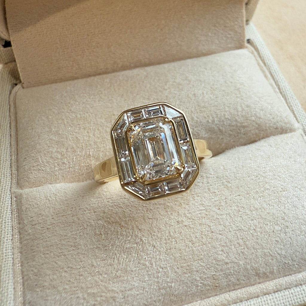 Tutus_Ring_Yellow_Gold_Baguette_Halo