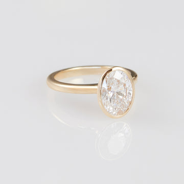 Lindelli_Cadre_Oval_Bezel_Ring_Flat_Yellow_Gold_White_Gold