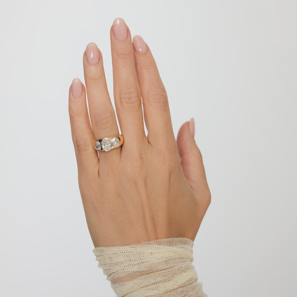 Lindelli_Glacier_Trilogy_Bezel_Hand_Yellow_Gold