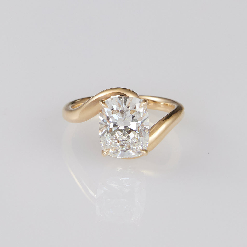 Lindelli_Isola_Cushion_Diamond_Ring_Yellow_Gold_Flat