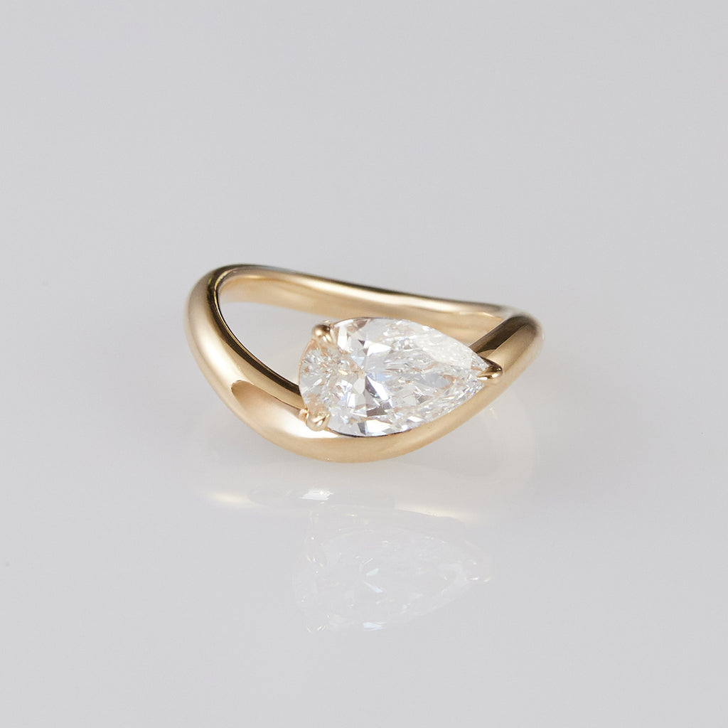 Lindelli_Lilia_Pear_Organic_Ring_Diamond_Yellow_Gold_Flat