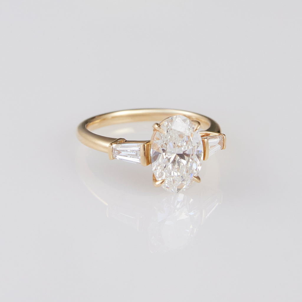Lindelli_Mayfair_Oval_Trilogy_Ring_Yellow_Gold_Flat