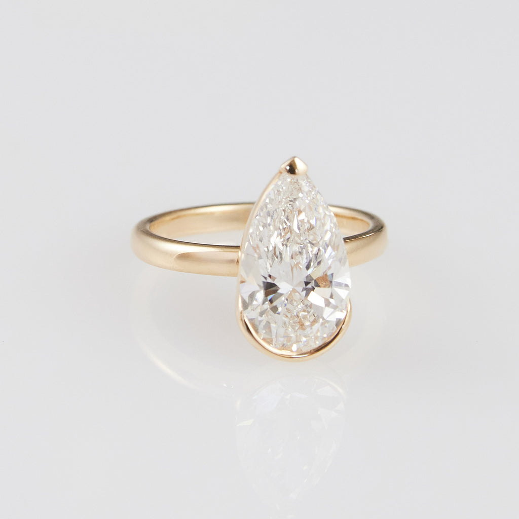 Lune_Pear_Bezel_Ring_Yellow_Gold_White_Gold