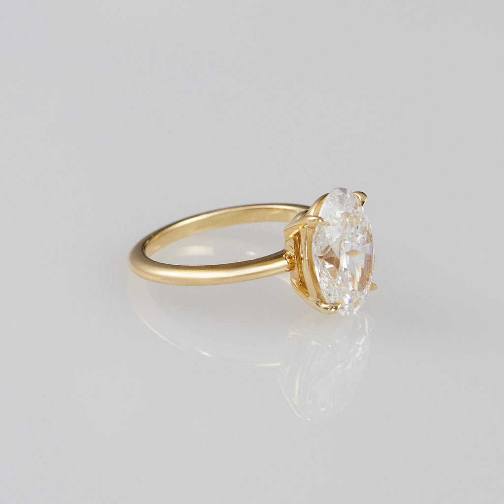Marais_Oval_Soliatire_Yellow_Gold_White_Gold