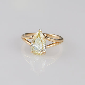 Margot_Pear_Split_Band_Ring_Yellow_Gold_Flat