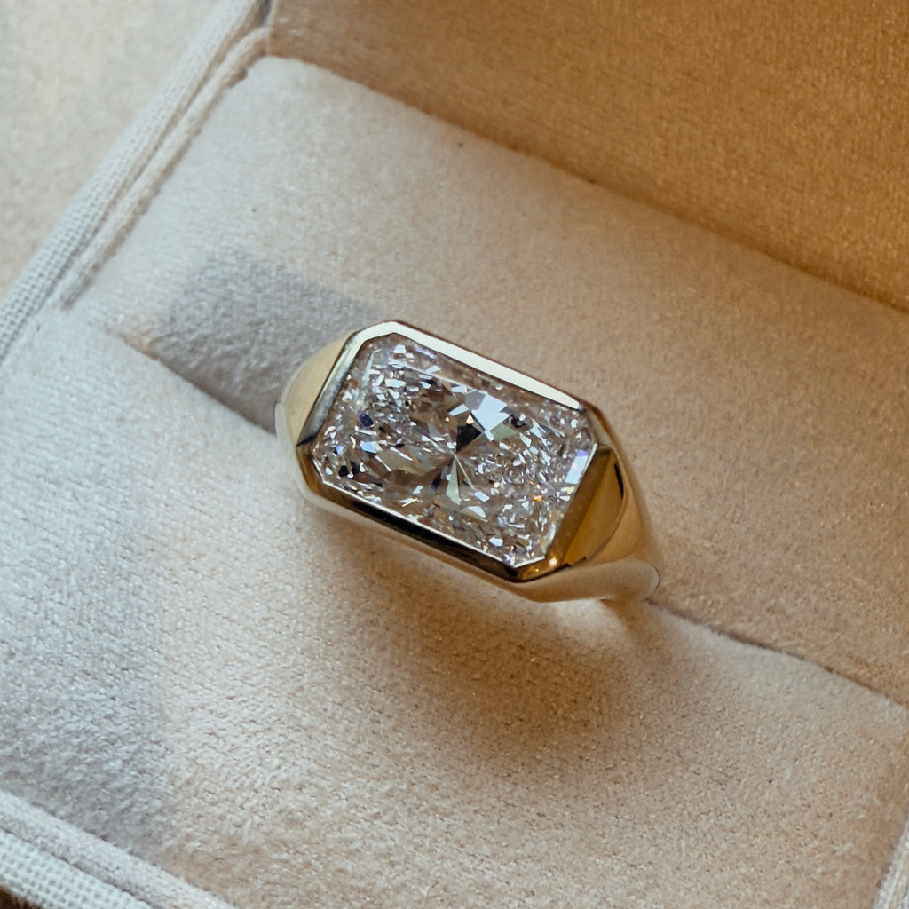 Radiant_Heritage_Signet_Ring_Yellow_Gold 