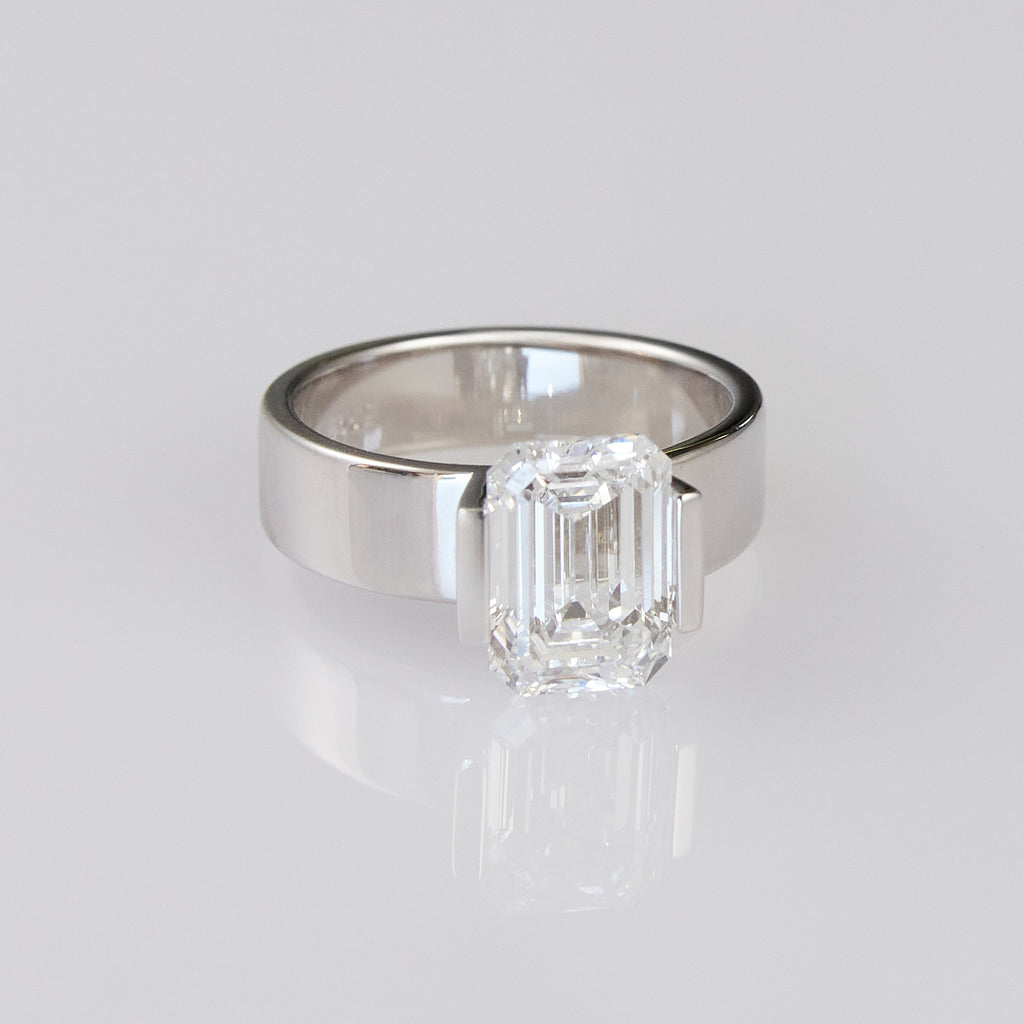 Sfera_Emerald_Flat_Band_Hand_White_Gold_Yellow_Gold