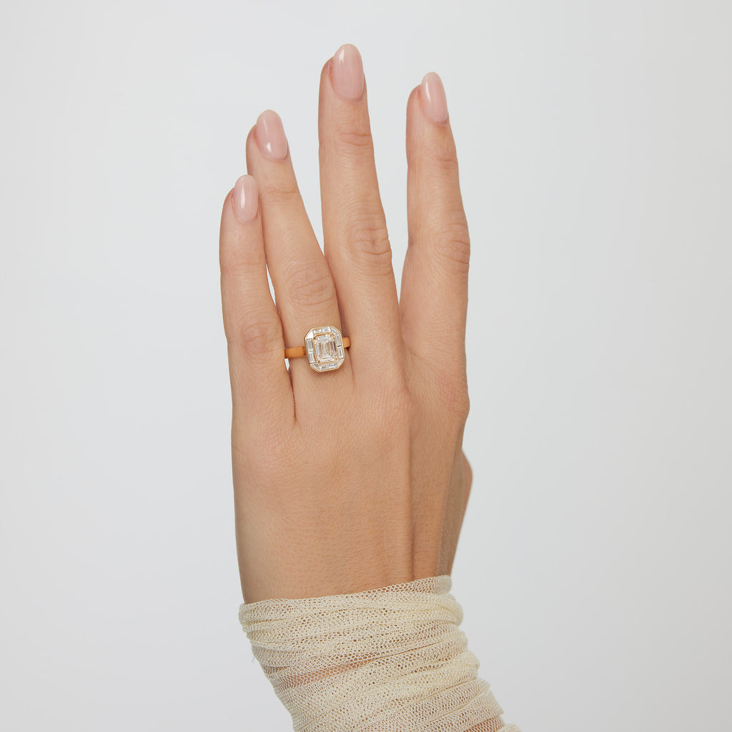 Tutus_Ring_Emerald_Baguette_Yellow_Gold_Hand_White_Gold_Platinum 